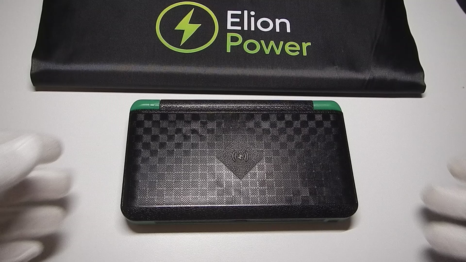 Elion Powerbank – Wireless Charging mit ausklappbarem Solarpanel